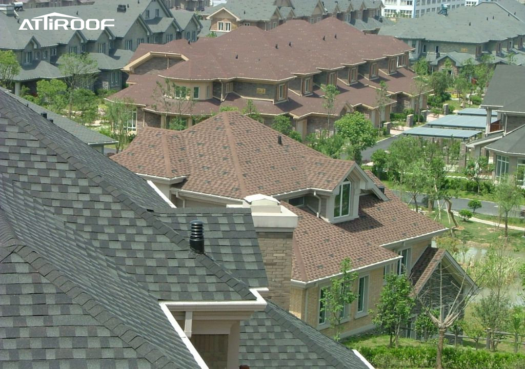 Район с различными домами, покрытыми битумной черепицей.